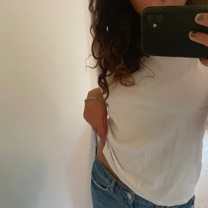 Supersnygg Vit T-shirt - Superenkel snygg vit t-shirt! Sitter skönt och snyggt men säljer för att den är för liten. Passar till allt! Storleken är M men känns som en xs!