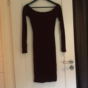 Långklänning - Tight, lång vardagsklänning i ribbat tyg. Stor urringning, nästan off-shoulder. Väldigt bekväm