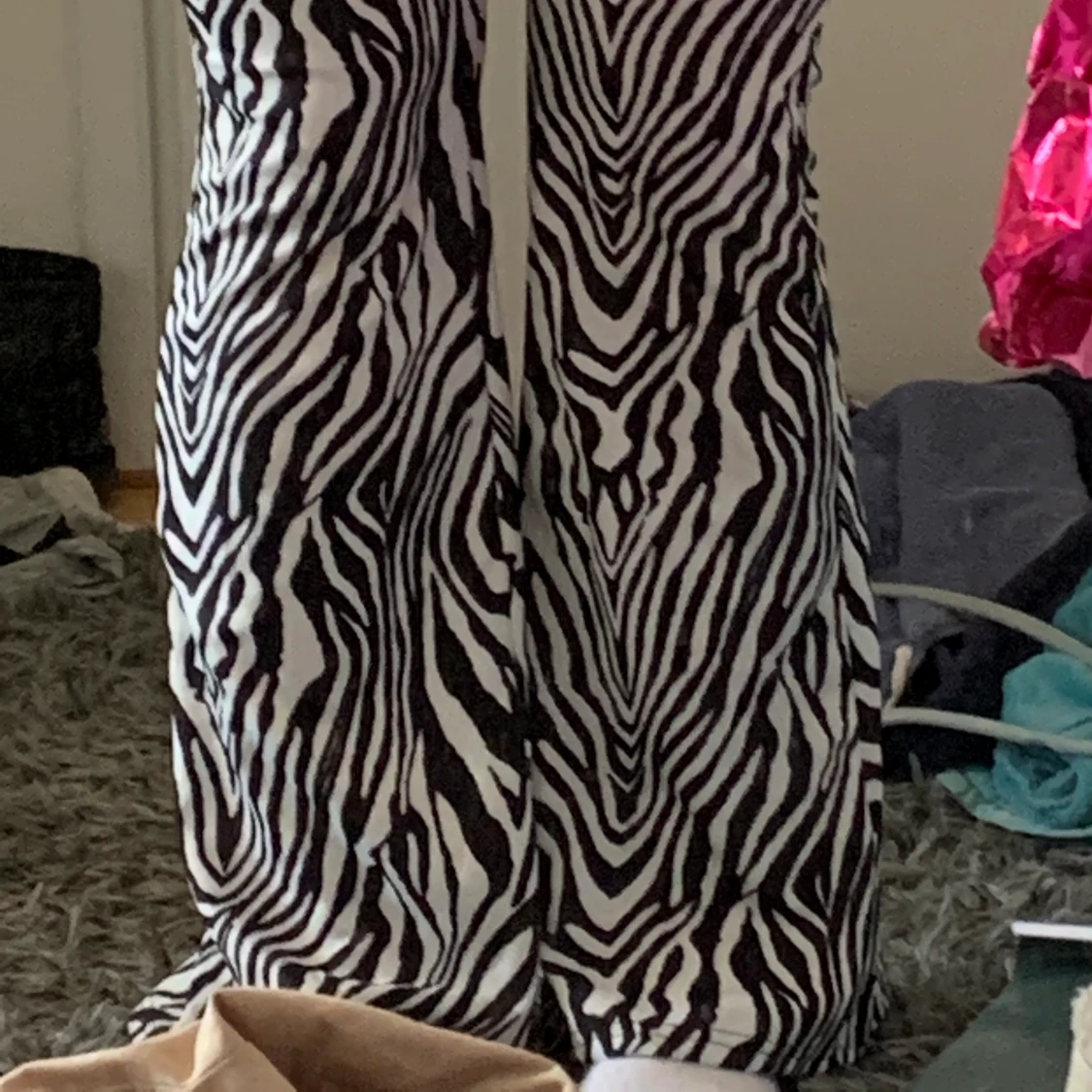 Högmidjade bootcut zebrabyxor  - 90