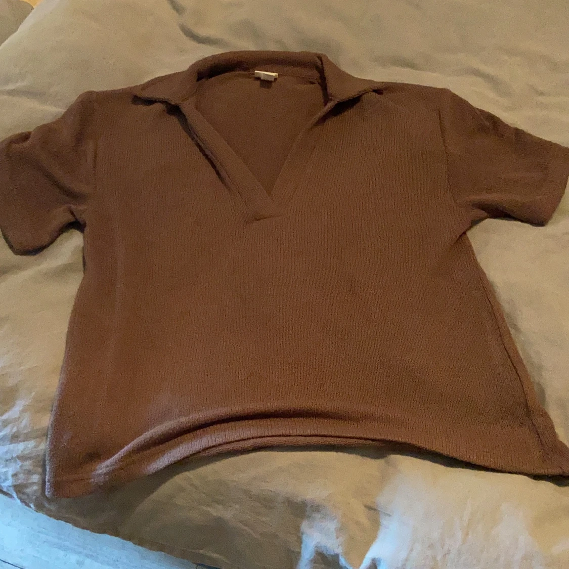 Finstickad T-shirt med krage från H&M.  - 90