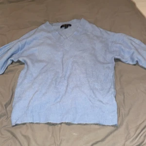 Blå stickad tröja. - Stickad tröja från new yorker. Väldigt skön tröja, knappt använd bara ett fåtal gånger. Köparen står för frakten.