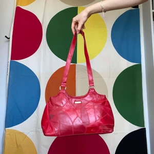 Handväska - Röd patchwork handväska i imiterat läder. Helt ny. 