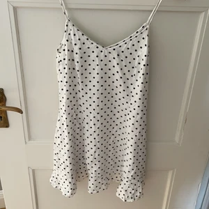 Prickig klänning - Supersöt klänning från HM som är något för kort för mig (är 173 cm) och därför skulle passa någon som är aningen kortare. Använts ett par gånger förra sommaren men superskick fortfarande. 