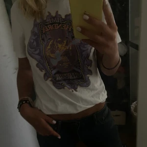 Cool T-shirt från HM - Cool T-shirt från HM med snyggt motiv i storlek S!😍💕💕