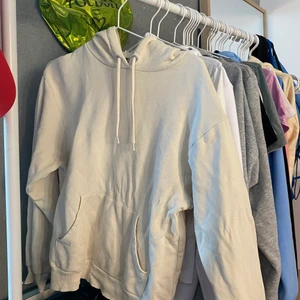 Hoodie - Beige basic hoodie från Monki! Den är i xxs men är ändå större på mig som är 162cm så skulle säga att den kanske egentligen är S