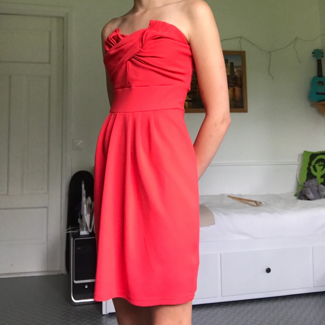 En fin röd klänning utan band ❤️