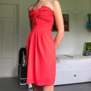 En fin röd klänning utan band ❤️ - Superfin men knappt använd klänning. Den förtjänar en bättre ägare helt enkelt. 