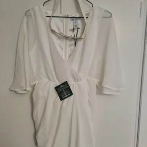 Helt ny vit klänning från nelly  - Helt ny, lappar finns kvar. Vit klänning från Nelly
