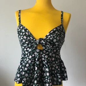 Söt blommig top  - Storlek: S