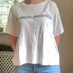 Vit t-shirt med tryck från Carin Wester. Knappt använd. Storlek: M Material: 100% bomull