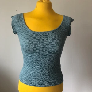 Blå söt topp - Kan vara on- och off shoulder. 