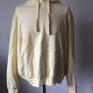 Gul söt Hoodie - Detalj: ”love” på bröstet