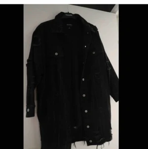 Lång oversized jeansjacka  - Lång, stor jeansjacka knappt använd! Har hål och slitningar som är menade att vara där.
