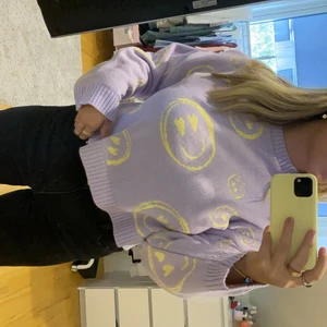 Stickad tröja - Säljer denna stickade tröjan från Asos petite kollektion. Aldrig använd, passar både xs,s och m då den är lite större i storleken.💕