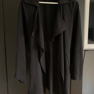 Svart Kappa - Storlek S. Köpt på bikbok och är sparamt användning 