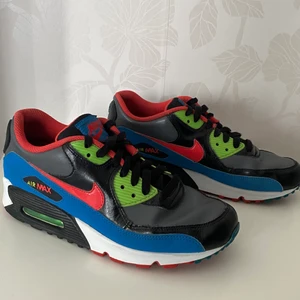 Nike AirMax 90~Multicolor Women - Snygga Nike AirMax, knappt använda då jag växte ur dom snabbt! Är i väldigt bra skick och luktar fräscht!💗💗💗                           