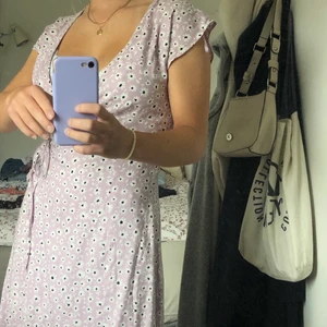 Blommig klänning - Säljer denna såååå söta sommarklänning då den tyvärr har blivit för liten:( Den är världens finaste lila färg med små blommor, knyts runt midjan så man kan sjystera hur man vill att den ska sitta! Använd 2 ggr!