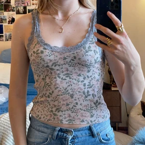 Blommigt linne - Gulligt blommigt linne från Urban Outfitters i M