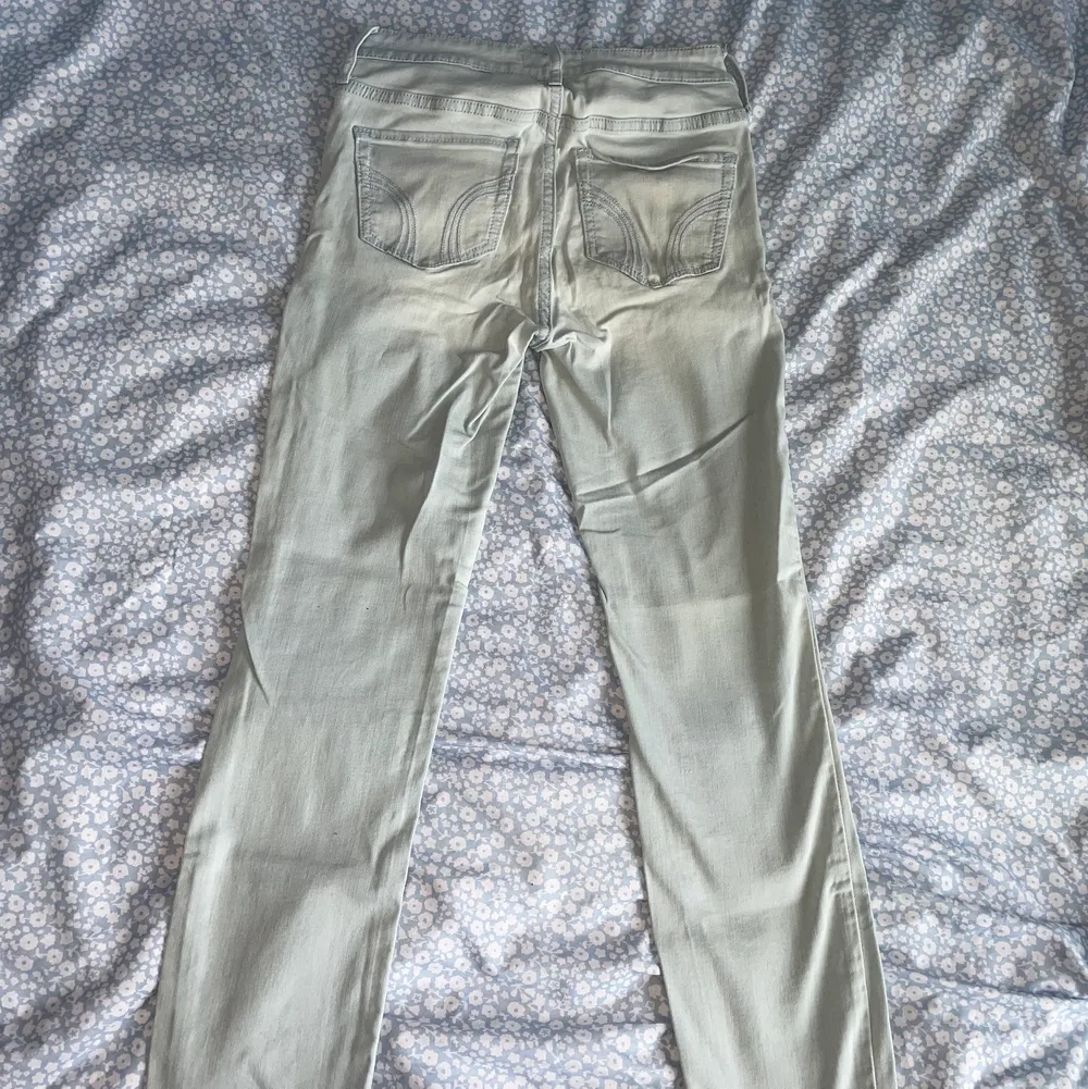 Superfina knappt använda ljusblåa Hollister jeans med coola fickor på framsidan, storlek 24, längd 31. . Jeans & Byxor.
