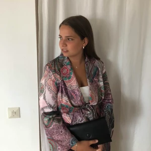 Blazer från zara  - En färgglad blazer i silkesmaterial från Zara, i storlek L. Passar även som klänning! Köparen står för frakt, alternativ 1, spårbar frakt 69kr eller alternativ 2 icke spårbart portobrev frakt 48kr! 🥳🥳