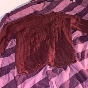 Säljer denna vinröda stickade tröja från Esmara. Fortfarande i bra skick. Den är andvänd några gånger.