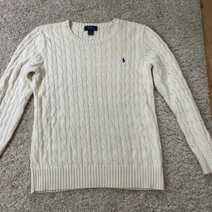 Ralph lauren kabelstickad tröja - Ralph lauren kabelstickad tröja i storlek L (14-16 år), använd ett fåtal gånger, i mycket bra skick. 