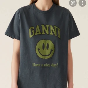 Ganni T-shirt  - Storlek S. Använd 1 gång. Köpt på wakakuu. Spårbar frakt 66kr