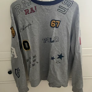 Långärmad tröja - Säljer min super coola sweatshirt som nästan aldrig är använd. Tröjan är grå men med super coola tryck och prints på, köpte denna tröja för 999kr, säljer för 500kr🌻 om du har frågor, fler bilder eller är intresserad så är det bara att höra av dig💖