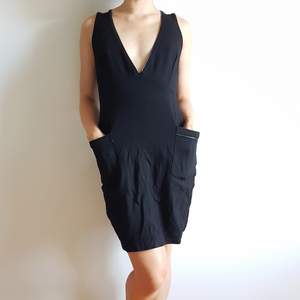 V-ringad svart fodralklänning av märket Busem, med fickor framtill. Stilren, enkel, klädsam. (Jag bär oftast stl:S så gör mitt bästa för att bära upp den)