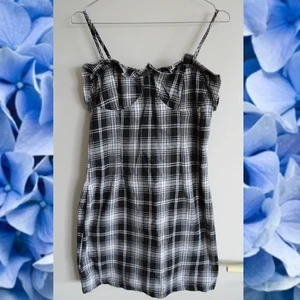 Rutig klänning  - Rutig right klänning med ruffles och detaljer framsida samt dragkedja i ryggen. Jättefin men kommer aldrig till användning  🌸