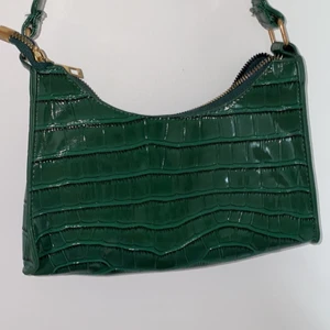 Baguett hoodie - Kommer ej till användning & därför säljer jag den nu. Aldrig använt den, och är i jätte bra skick.