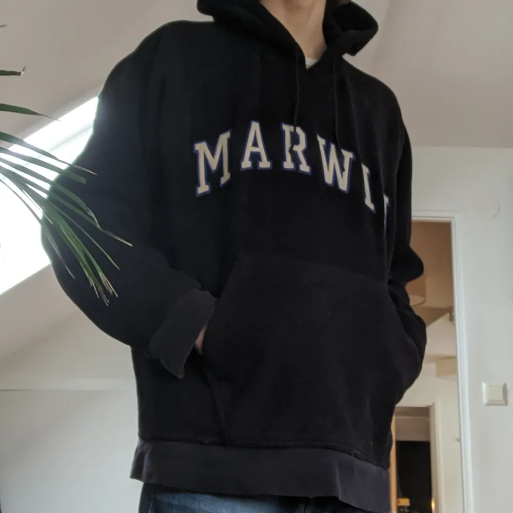 En fleecehoodie från märket Marwin. Köpt secondhand. Har ett litet brännmärke på ena ärmen men inget som står ut. Budgivning sker i kommentarsfältet. Kan frakta. Hoodies.