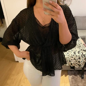 Blus från zara - Jätte fin mesh blus från zara i ett prickigt tyg med ett inbyggt spets linne under. Strl xs men är oversized så beror på hur man vill att den ska sitta. Köparen står för frakten 