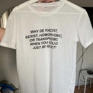T-shirt med text - vit - Säljer min oanvända t-shirt jag köpt för länge sen så kommer dessvärre inte ihåg vart den är ifrån. Den är iaf i storlek M och är i fint skick. Köparen står för frakt😇