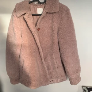 Rosa fluffig kappa - Söt rosa fluffig kappa i fint skick från hm