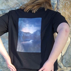 FET T-SHIRT - Hallllåååå! En fet T-shirt här! Med tryck fram och baktill! Skriv vid intresse av storlek! ❤️