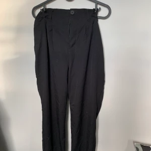 Svarta kostymbyxor från madlady - Söta svarta kostymbyxor från madlady i fint skick!
