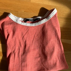 T-shirt  - Säljer denna t-shirt från bikbok då den är lite liten. Som ny. Skriv för fler bilder!🥰