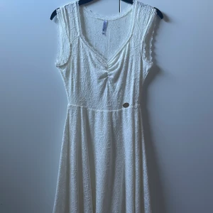 Studentklänning  - Använd endast en gång på en skolavslutning sedan har den bara hängt i garderoben. Storlek xs men passar s också☺️