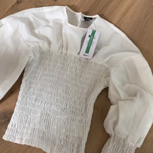 Topp Ginatricot - Vit fin somrig topp - oanvänd. 