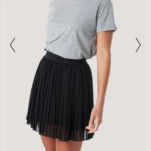 Svart plisserad kjol från NAKD - Säljer min svarta plisserade kjol i storlek XS från NAKD, endast använd en gång och är därför i toppskick. Köpt för 249kr men säljer för 100kr. Köparen står för frakt.