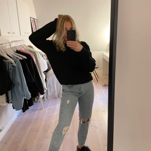 Slitna momjeans - Säljer ett par slita jeans från Gina tricot. Storlek 38. Kommer inte längre till användning:)