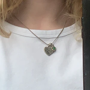 Jättegulligt halsband - Halsbandet är silvrigt fast med en annan typ av kedja (se andra bilden), frakt tilkommer