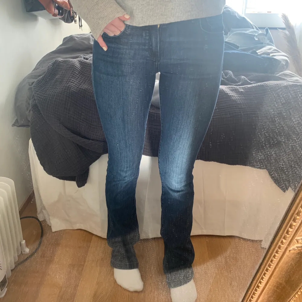 Så snygga jeans från massimo dutti i jätte bra kvalitet! 💕💕☺️ . Jeans & Byxor.