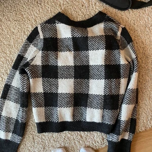 Stickad - Fin stickad tröja som är super söt! Den är storlek XS men passar S också. 