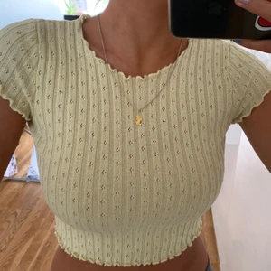 Ljusgul croppad T-shirt  - Superfin croppad stickad/virkad? T-shirt från Urban outfitters! 💛 