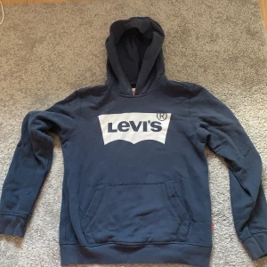 Levis tröja stl xs-s - Säljer denna äkta Levis tröja. Storlek xs men passar även s. Du står för frakten själv. Tröjan använd fåtal gånger. Buda i kommentarerna högsta bud köper tröjan. 
