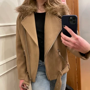 Ull bikerjacka - Säljer denna ulljacka i bikermodell ifrån H&M i storlek 34 med faux pälskrage! Det är bara att skriva till mig för fler bilder eller frågor🧡🧡