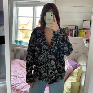 Blommog blus - Flowig blommig blus från zara i storlek xs, använd några gånger!