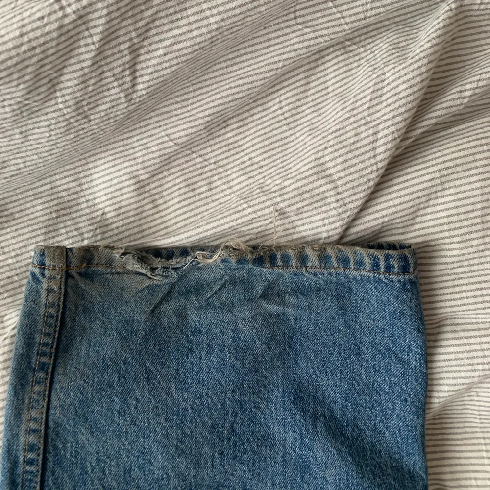 Säljer mina blå bewider-jeans, då jag inte använder dem. Dom kan användas både lågmidjat och högmidjat beroende på din stil. Nypris 1200kr, väldigt bra skick förutom lite slitningar längst ner på benen men i min åsikt är det snyggt. @bewider för fler bilder.. Jeans & Byxor.